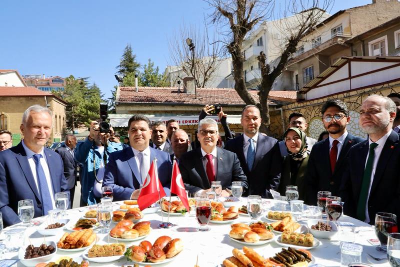 Valimiz Sayın Cahit ÇELİK, İl Protokolü, STK Temsilcileri ve Vatandaşlarla Bayramlaştı